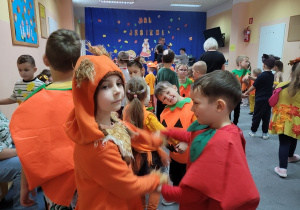 Taniec w kółeczkach.