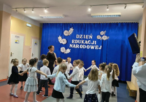 Taniec dzieci w kółeczkach.