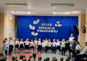 Dzieci śpiewają piosenkę.