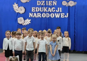 Dzieci śpiewają piosenkę.
