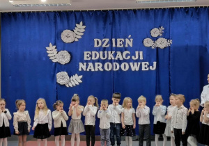 Dzieci śpiewają piosenkę.