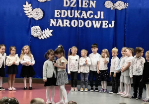 Julka i Amelka mówią wiersz.