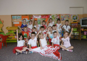 Dzieci kibicują Polakom w Mistrzostwach Swiata.