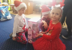 Zuzia, Inga i Olga rozpakowują prezent.