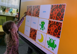 Sara dopasowuje obrazek do usłyszanego słowa