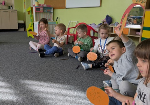 dzieci rysują emocje na dyniach