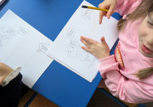 dzieci rozmawiają o radości