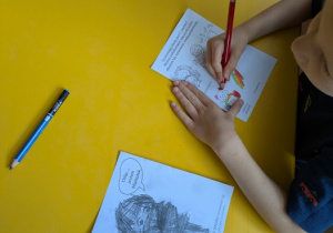 chłopiec wybiera z karty projektowej sposoby radzenia sobie ze smutkiem