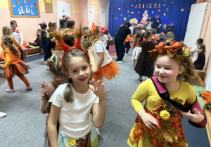 Zuzia i Lila tańczą.