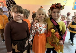 Amelia, Eva i Lila prezentują swoje stroje.