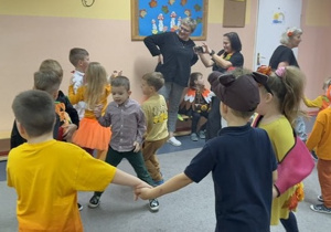 Wspólny taniec w kole.