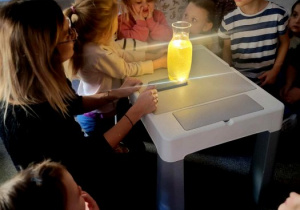 dzieci obserują eksperyment