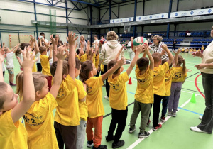 Konkurencja podawania piłki nad głową.