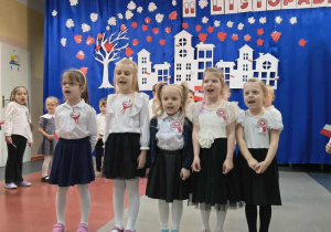 Dziewczynki wspólnie śpiewają piosenkę.