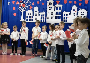 Leon recytuje wiersz.