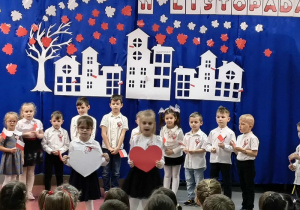 Dziewczynki wspólnie śpiewają piosenkę.