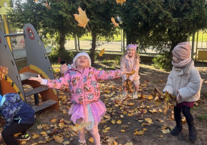 Wesołe zabawy dzieci w ogrodzie przedszkolnym.