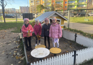 Dziewczynki bawią się na placu przedszkolnym.