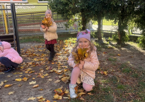 Laura z Hanią układają jesienne bukiety z kolorowych liści.