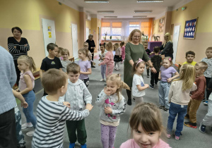 dzieci tańczą poleczkę