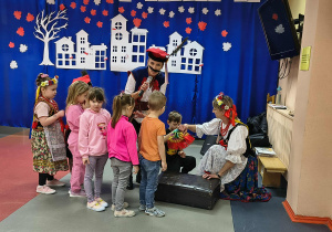 dzieci wybierają stroje z magicznej skrzyni