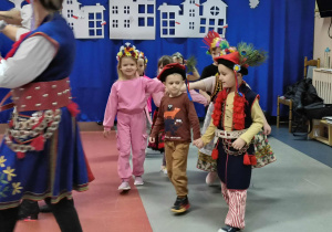 dzieci tańczą poloneza