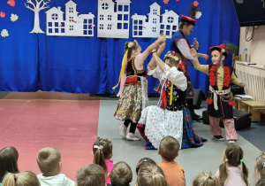 dzieci tańczą krakowiaka