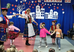 dzieci tańczą poloneza