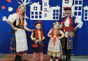 dzieci w strojach krakowskich