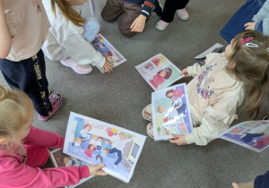 dzieci układają historyjkę obrazkową