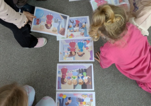 dzieci układają historyjkę obrazkową