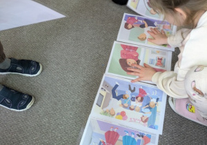 dzieci słuchają opowiadania o Gniewku