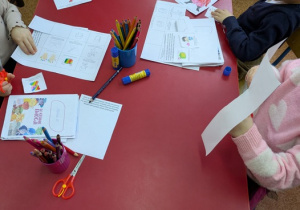 dzieci kolorują Gniewka