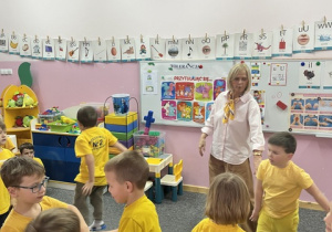 Przedszkolaki tańczą ze sobą.