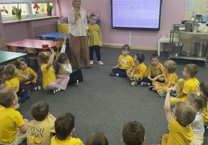 Dzieci uczestniczą w pogadance na temat życzliwości.