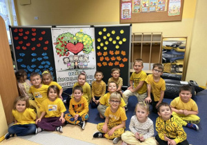 Wspólne zdjęcie dzieci przed "drzewkiem życzliwości".