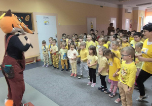 dzieci ćwiczą razem z Liskiem