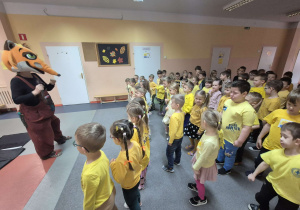 Lisek uczy jak zachowywać się na drodze