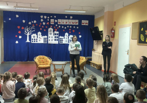 panie prezentują książkę