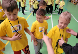 Dzieci odznaczone medalami.