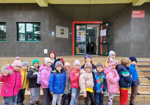 Dzieci przed budynkiem hali sportowej OSiR.