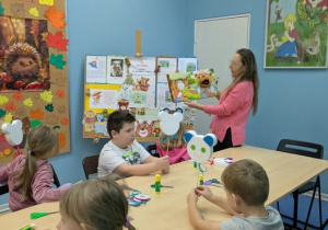 pani bibliotekarka czyta opowiadanie o misiu