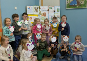 Jeżyki prezentują swoje misie