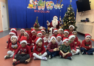 Wspólne zdjęcie dzieci z Mikołajem.