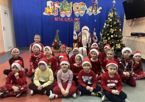 Wspólne zdjęcie dzieci z Mikołajem.