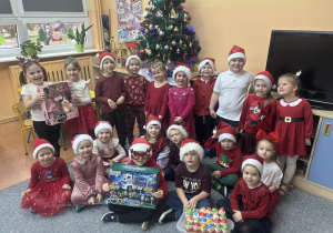 Dzieci z grupy "Jeżyki" z drobnymi upominkami.