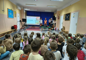 Goście opowiadają przedszkolakom o swojej pracy.