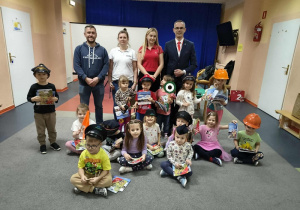 Wspólne zdjęcie dzieci z pracownikami firmy Polregio.