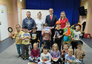 Wspólne zdjęcie dzieci z pracownikami firmy Polregio.