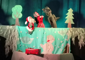 Dzieci oglądają przedstawienie o przygodach Bałwanka.